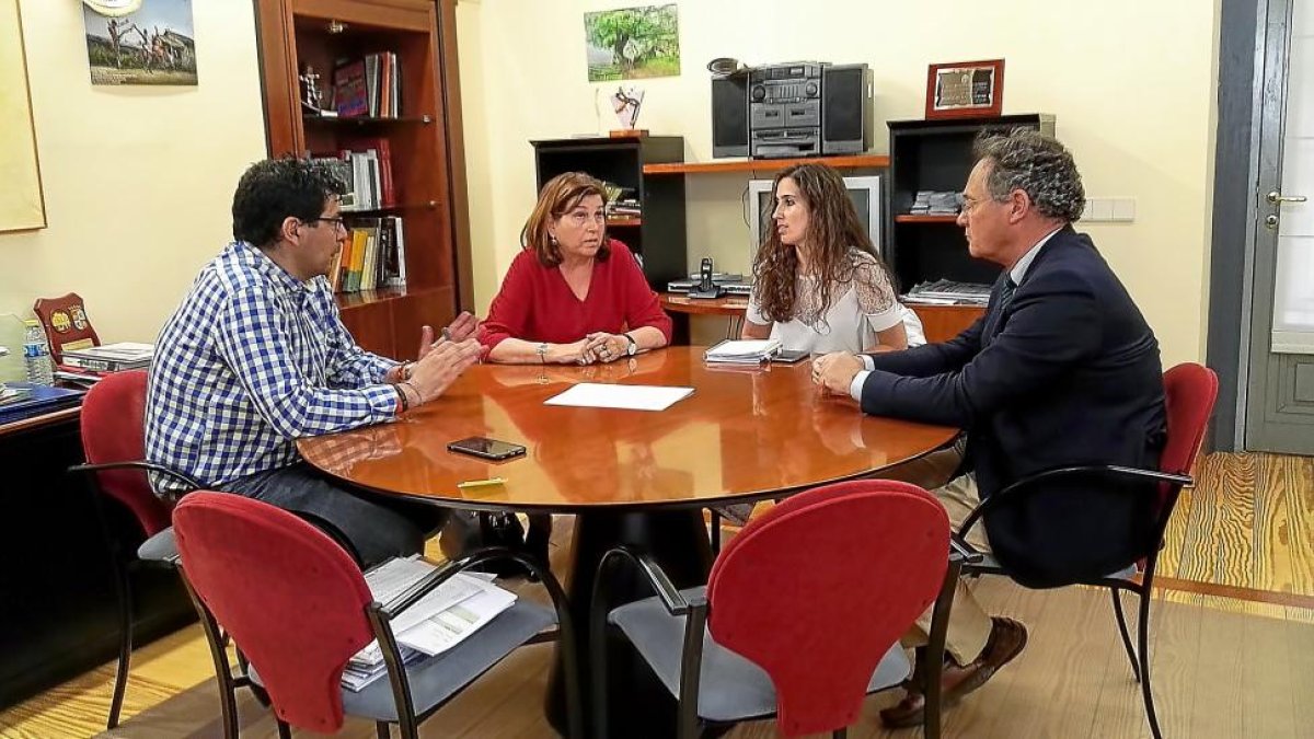 Alberto Bustos y Victoria Soto, a la izquierda, con José Antonio Otero.-E. M.