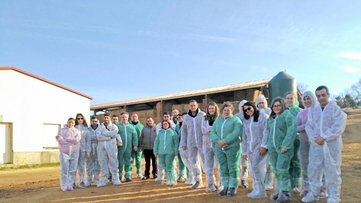 Los alumnos del primer curso de la Escuela Nacional de Industrias Lácteas durante una clase práctica.-E. M.