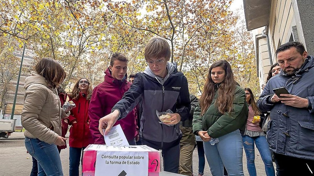 Estudiantes votando, a la puerta de la Facultad de Medicina.-PABLO REQUEJO/PHOTOGENIC
