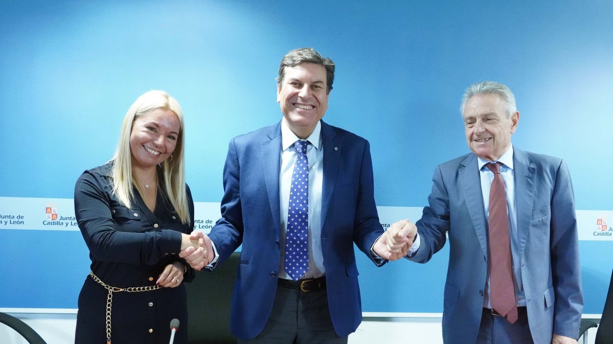 El consejero de Economía y Hacienda y portavoz, Carlos Fernández Carriedo, firma el protocolo de colaboración entre la Junta, Switch Mobility y el Clúster de automoción de Castilla y León (FACYL). Ical