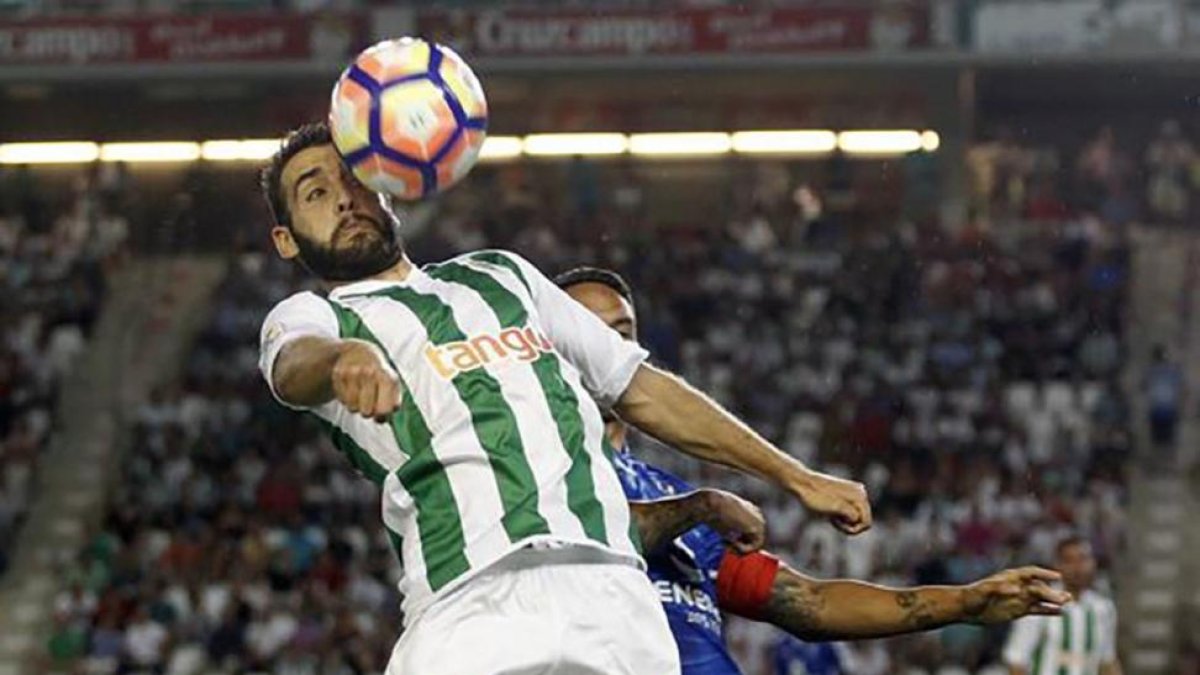 Antoñito controla un balón con la cabeza durante un partido del Córdoba.-R.V.