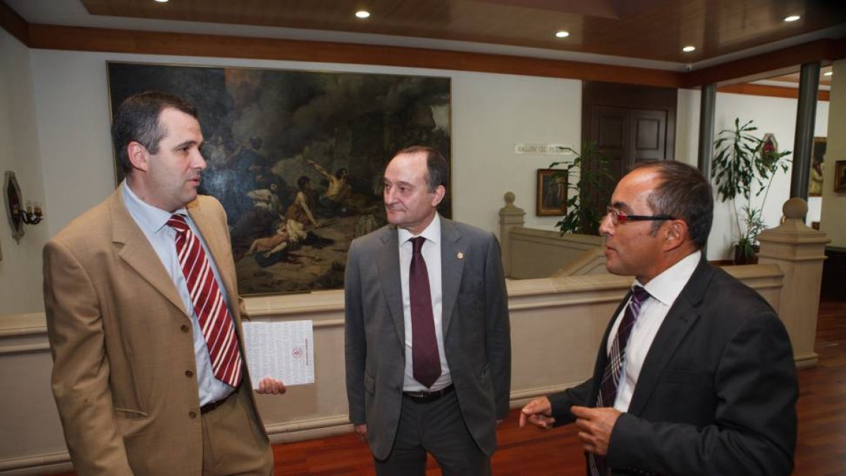 Reunión del rector de la UVA, Daniel Miguel, con el presidente de la Diputación de Soria, Luis Rey (D) , en presencia del vicerrector, Luis Miguel Bonilla (I).-ICAL