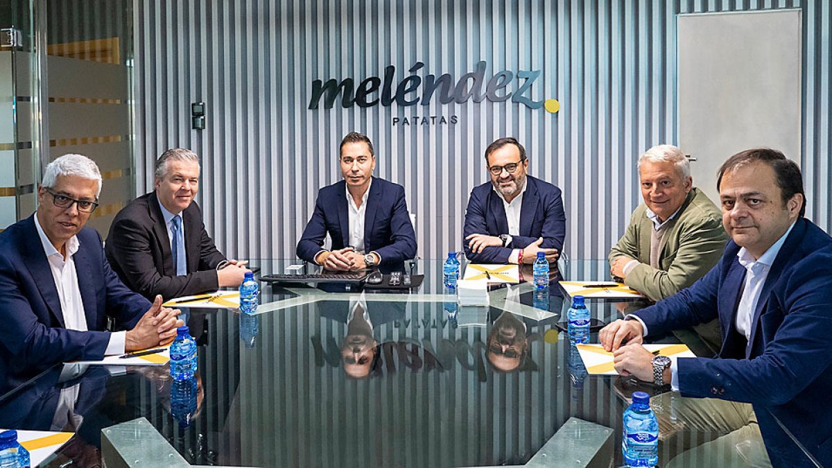 Consejo asesor de Patatas Meléndez. De izquierda a derecha, José Antonio Latre, Bill Derrenger, Javier Meléndez, Ignacio González, Julio Audicana y Pedro Gato. P. MELÉNDEZ