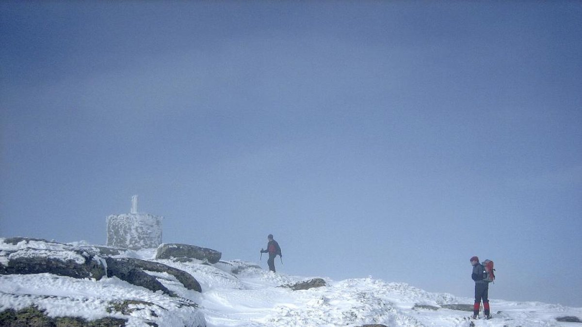 Dos montañeros llegan a la cima de la Serrota.-N.S.
