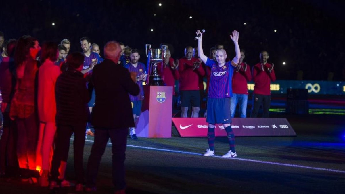 Iniesta se despide del Camp Nou entre jugadores y familiares tras el partido de Liga entre el FC Barcelona y la Real Sociedad.-/ JORDI COTRINA