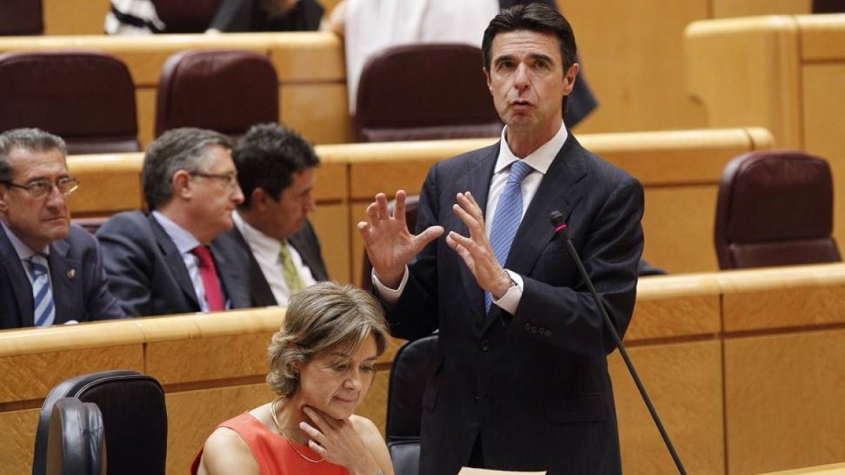 El ministro de Industria, energía y turismo, José Manuel Soria, responde a la pregunta del senador de grupo mixto, Jesus Enrique Iglesias, en relación sobre la fecha prevista por el Gobierno para empezar a aplicar el nuevo régimen de incentivos al carbón -ICAL