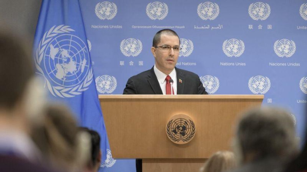 El canciller de Venezuela  Jorge Arreaza  mientras habla durante una conferencia de prensa ofrecida hoy en la sede del organismo en Nueva York.-ONU