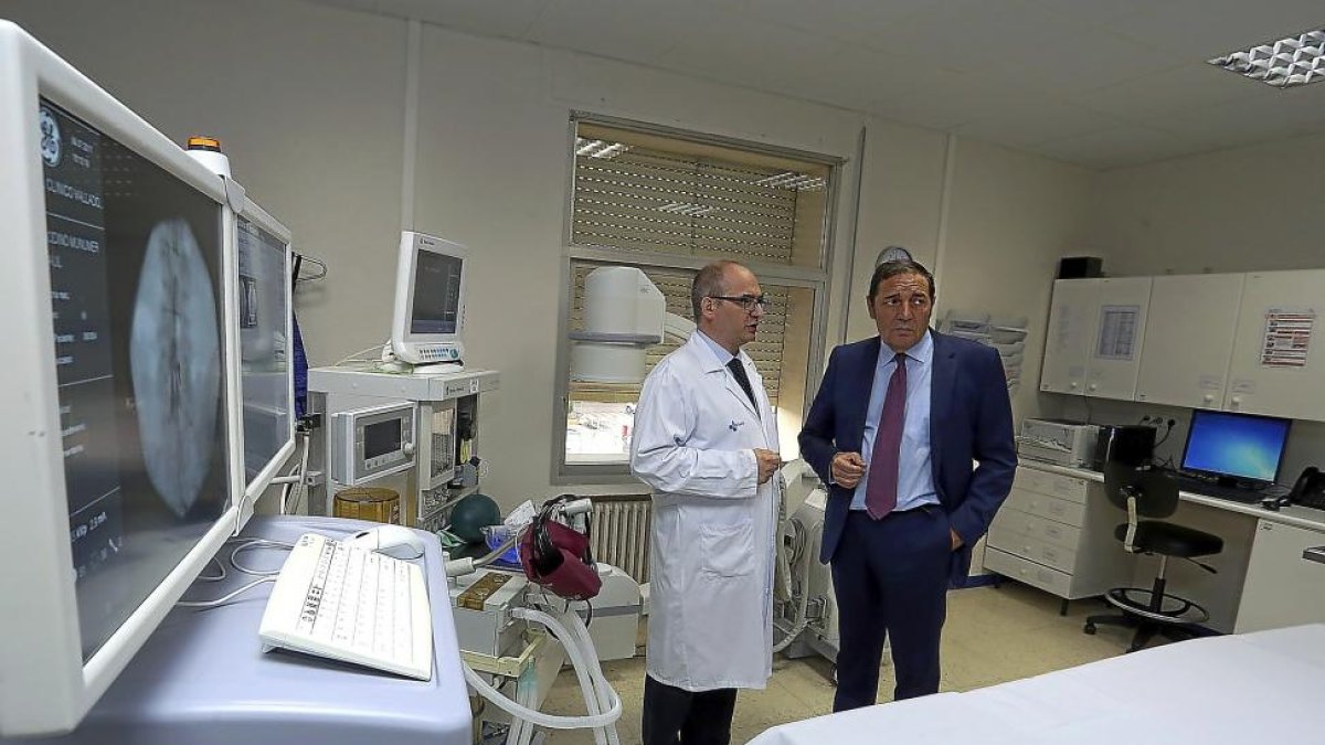 El doctor Enrique Ortega enseña al consejero de Sanidad, Antonio Sáez, la unidad del dolor.-ICAL