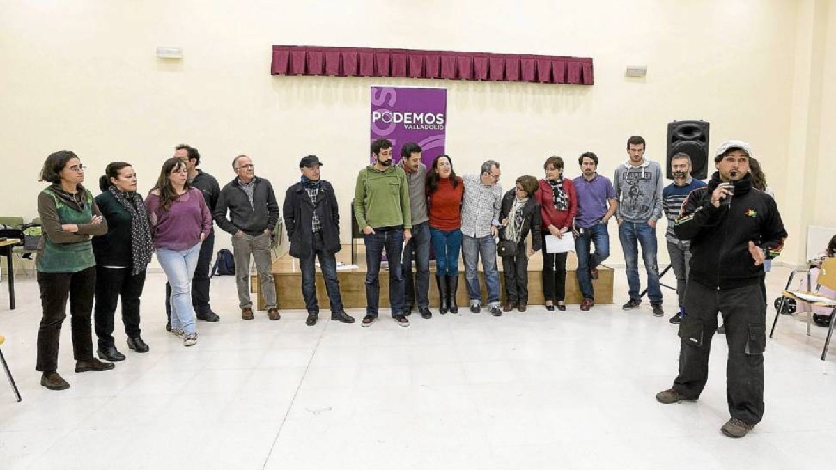 Daniel García, en el centro, con camiseta verde, junto a los 20 miembros de su lista al Consejo Ciudadano-M. Á. SANTOS