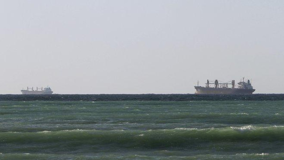 La coalición propuesta por Washington persigue escoltar a los barcos en la zona.-EFE