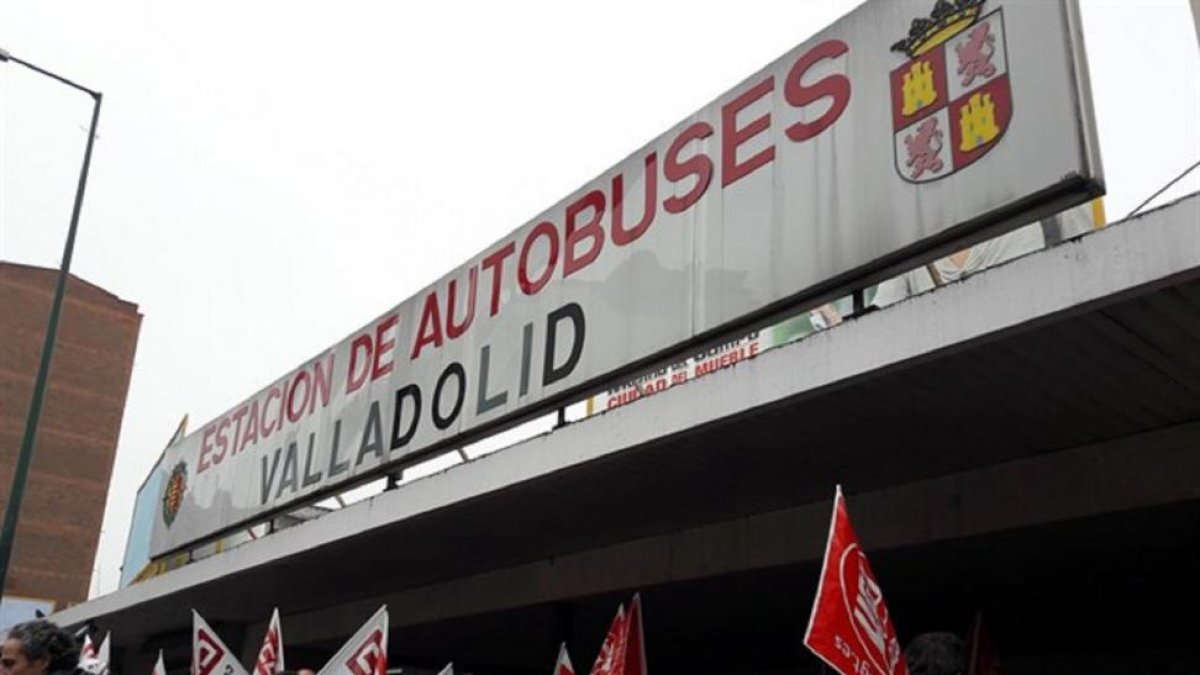 Manifestación de sindicatos en la estación de buses de Valladolid.-EUROPA PRESS