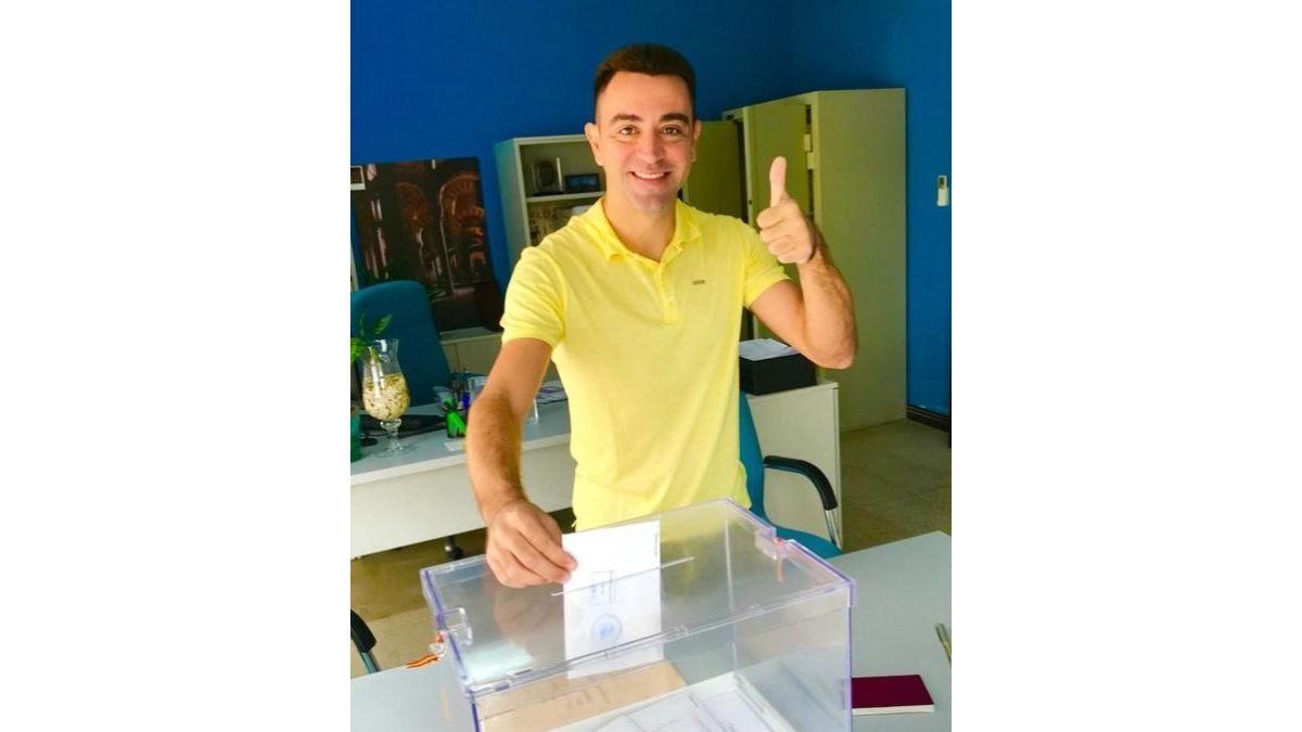 El exjugador del Barça Xavi Hernández votando en la embajada española en Doha vestido de amarillo-/ PERIODICO