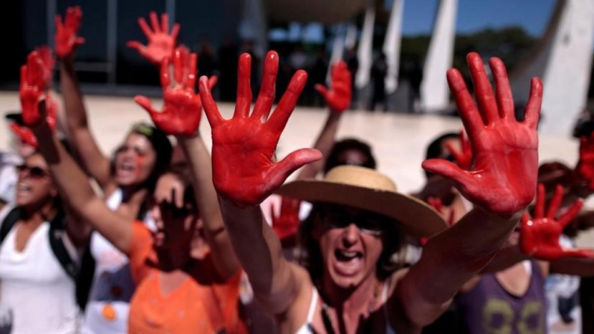 Protesta en Brasilia tras la múltiple violación de la adolescente en Río de Janeiro.-REUTERS / UESLEI MARCELINO