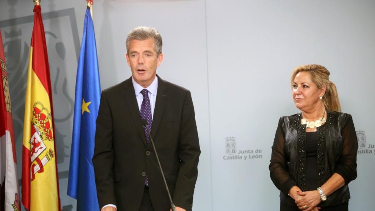 La vicepresidenta y portavoz de la Junta, Rosa Valdeón, preside la toma de posesión del nuevo delegado territorial en Ávila, José Francisco Hernández Herrero.-ICAL