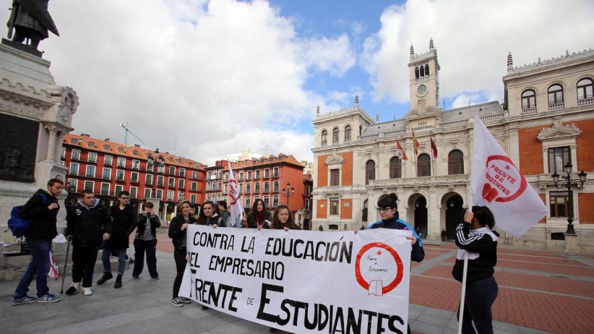 Jornada de huelga contra los recortes y la Lomce en Valladolid.-ICAL