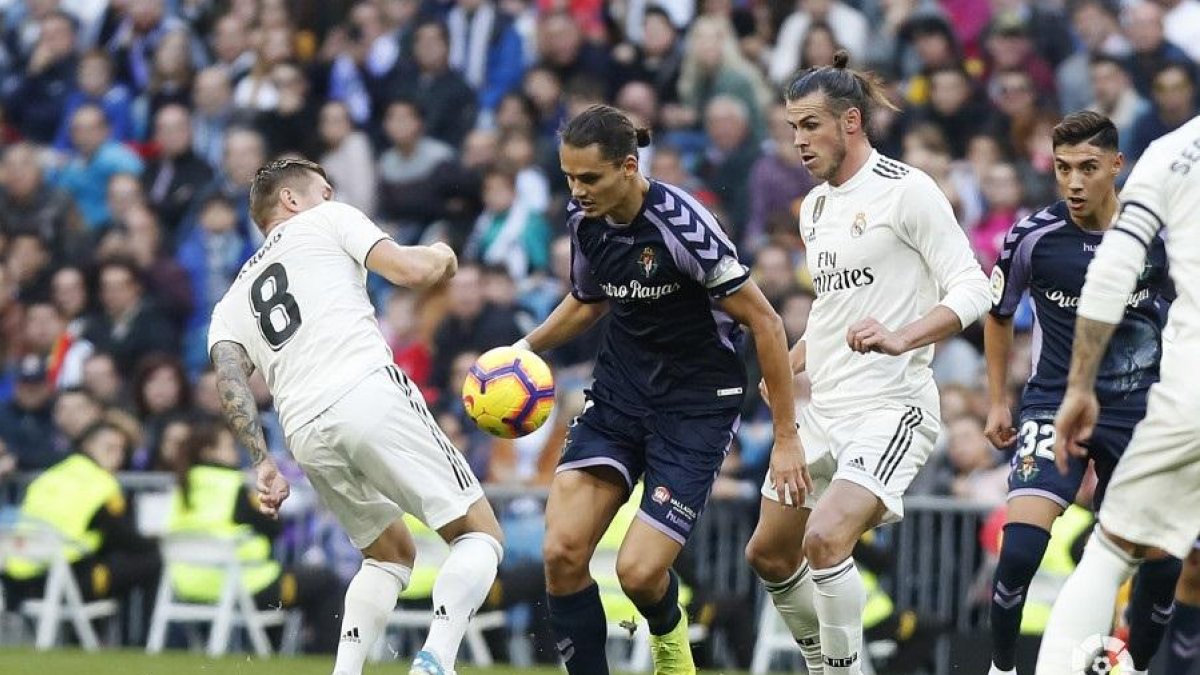 Ünal avanza con el balón ante Kroos y Bale; tres jugadores de muy bajo rendimiento esta temporada.-LALIGA