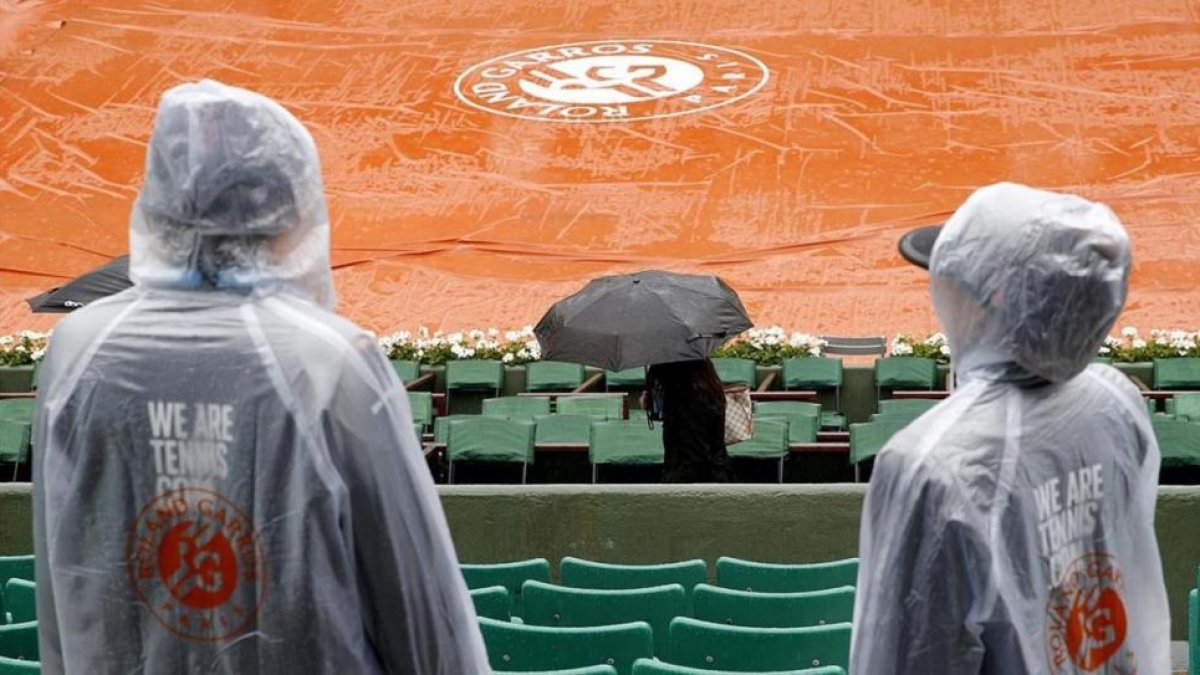 La lluvia ha provocado la suspensión de la jornada en Roland Garros-EFE / ROBERT GHEMENT