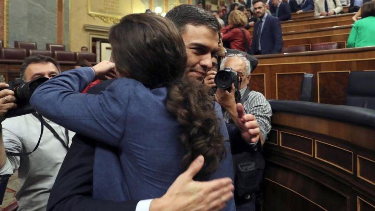 Pedro Sánchez y Pablo Iglesias fundidos en un abrazo en el hemiciclo del Congreso, tras el debate de la moción de censura.-JJ GUILLEN
