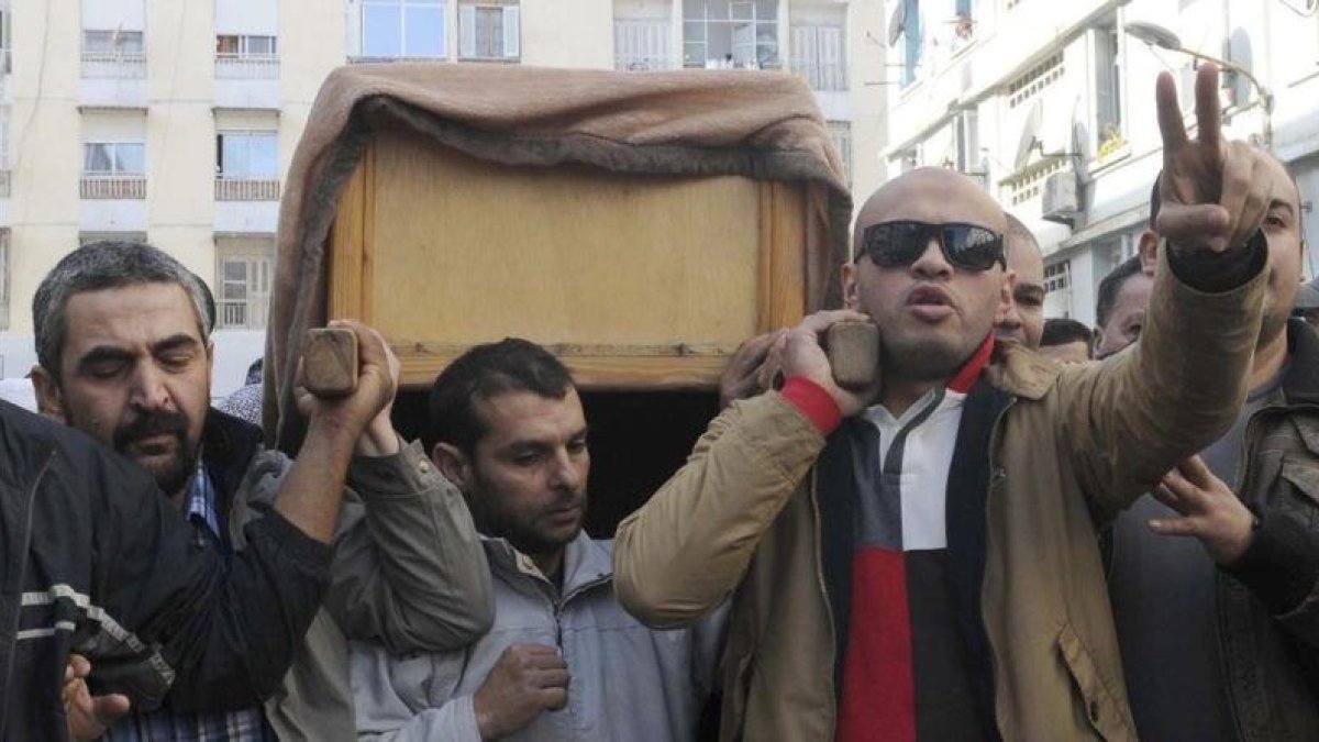 Momento del funeral en Argel del periodista Mohamed Tamalt.-Sidali Djarboub