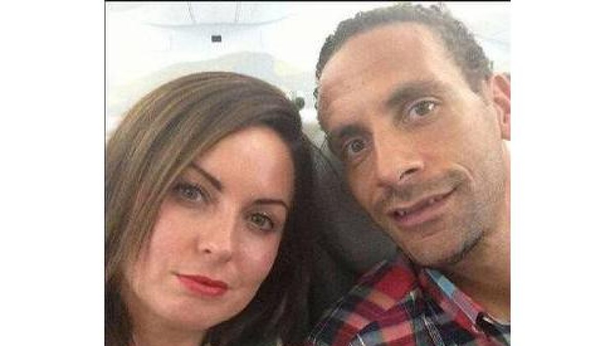 Rio Ferdinand y su esposa, en una imagen de la cuenta de Twitter del jugador.-