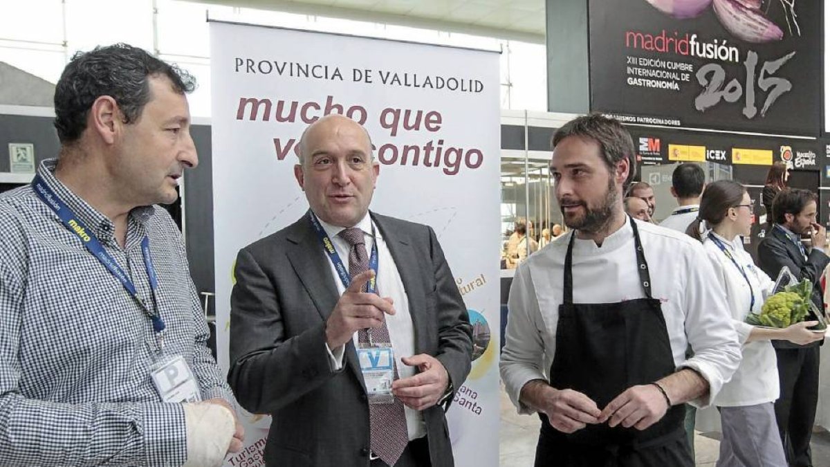 Luis San José, Jesús Julio Carnero y Miguel Ángel de la Cruz, en el expositor de la Diputación de Valladolid-RAQUEL P. VIECO
