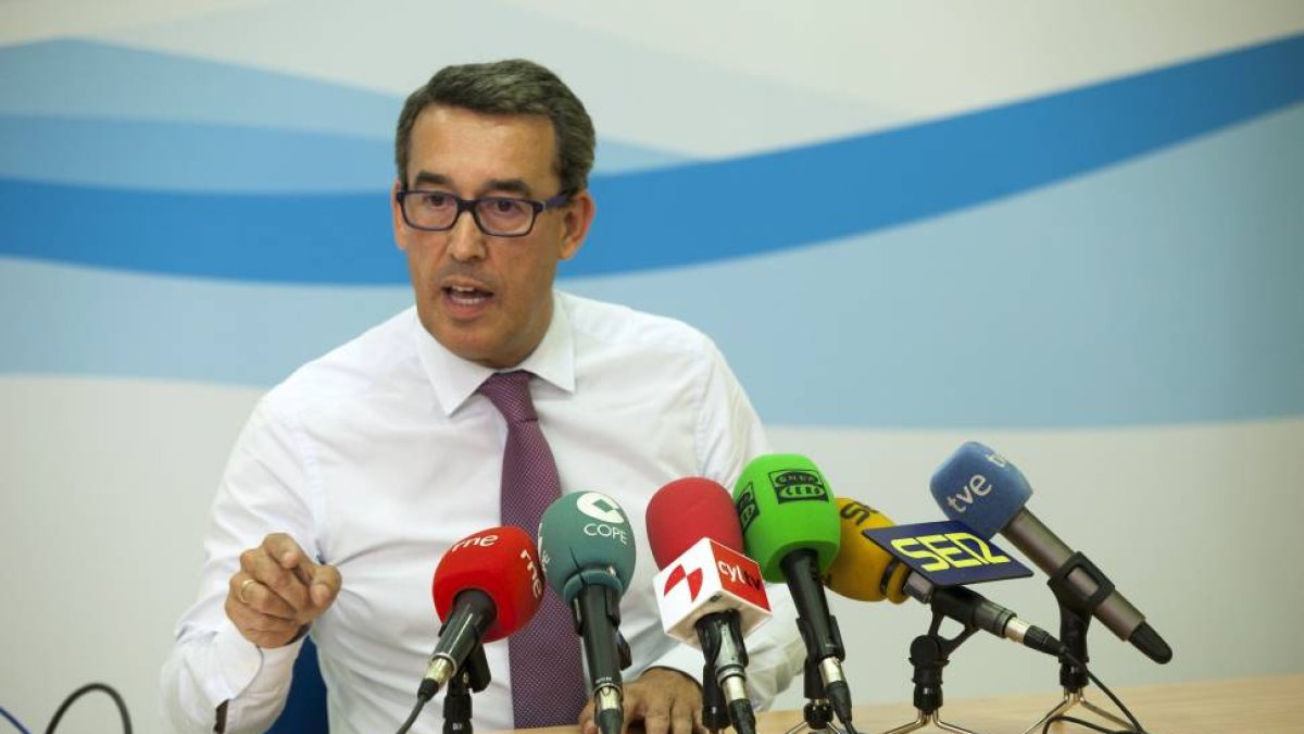 El presidente del PP de Ávila, Antolín Sanz, ofreció una rueda para tratar lo sucedido en el Pleno de constitución de la Diputación de Ávila.-ICAL