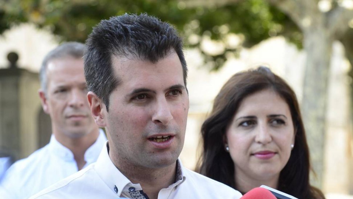 El secretario general del PSOE de Castilla y León, Luis Tudanca, realiza una visita de trabajo a la localidad burgalesa de Briviesca, acompañado por la secretaria provincial del PSOE de Burgos, Esther Peña y Ángel Arce concejal socialista de Briviesca-Ical