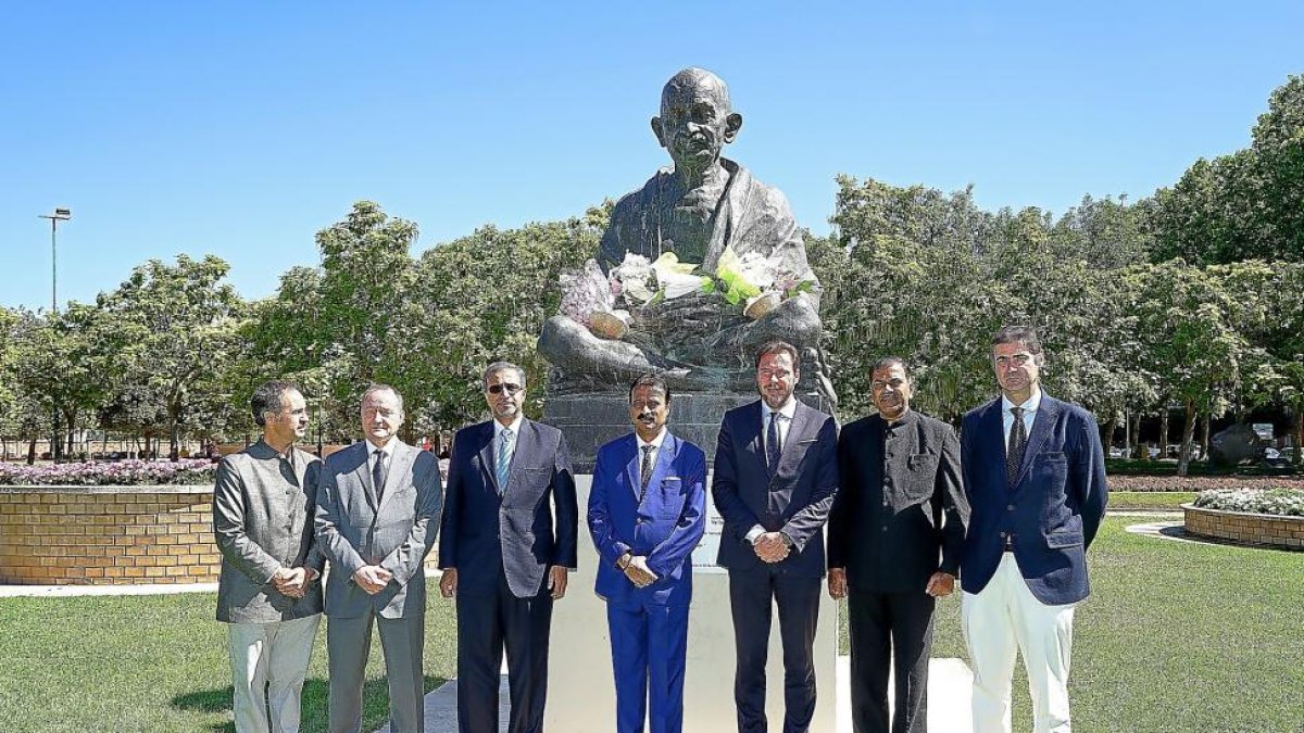El rector de la UVA, Daniel Miguel, el alcalde de Ahmedabad y el alcalde de Valladolid posan junto a la estatua de Gandhi.-E.M.