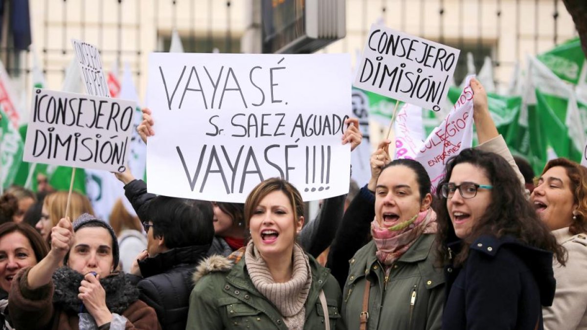 Concentración para exigir una solución a la suspensión de las oposiciones de enfermería, convocada por CCOO, UGT y CSI-F.-ICAL