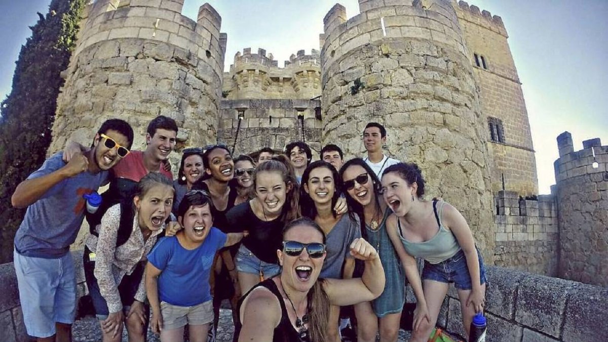 Los chicos americanos y algunos de acogida en el castillo de Ampudia.-E.M