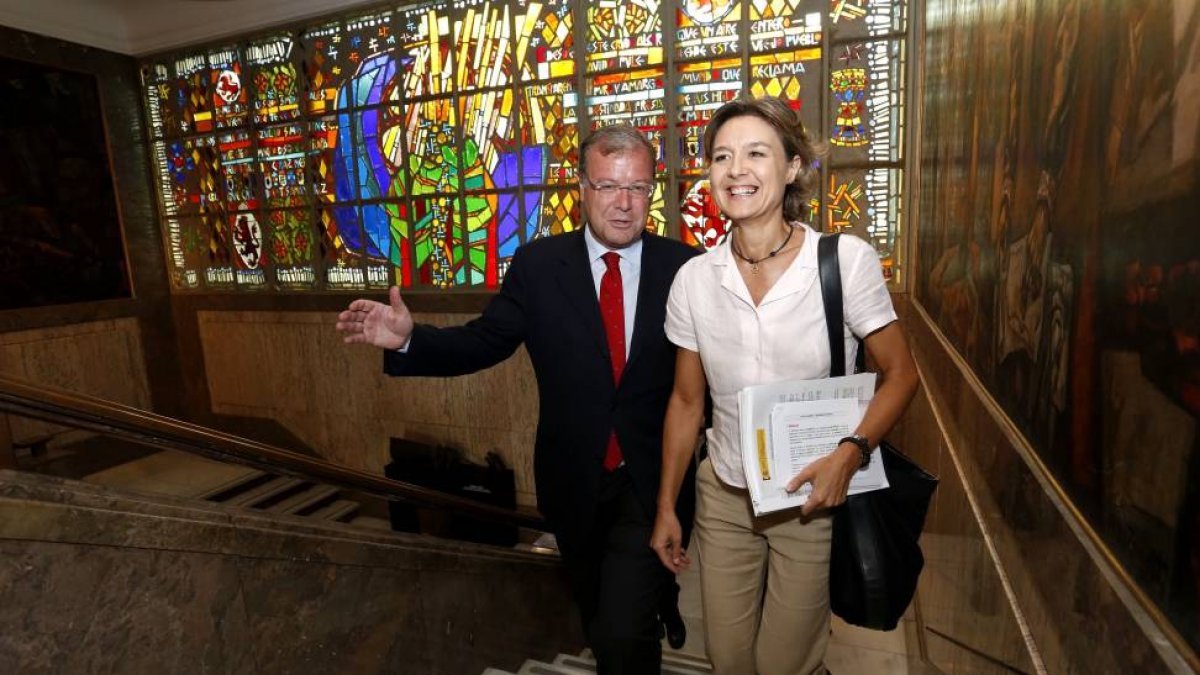 La ministra de Agricultura, Alimentación y Medio Ambiente, Isabel García Tejerina, visita las instalaciones del antiguo Ayuntamiento de San Marcelo acompañada por el alcalde de León, Antonio Silván-Ical