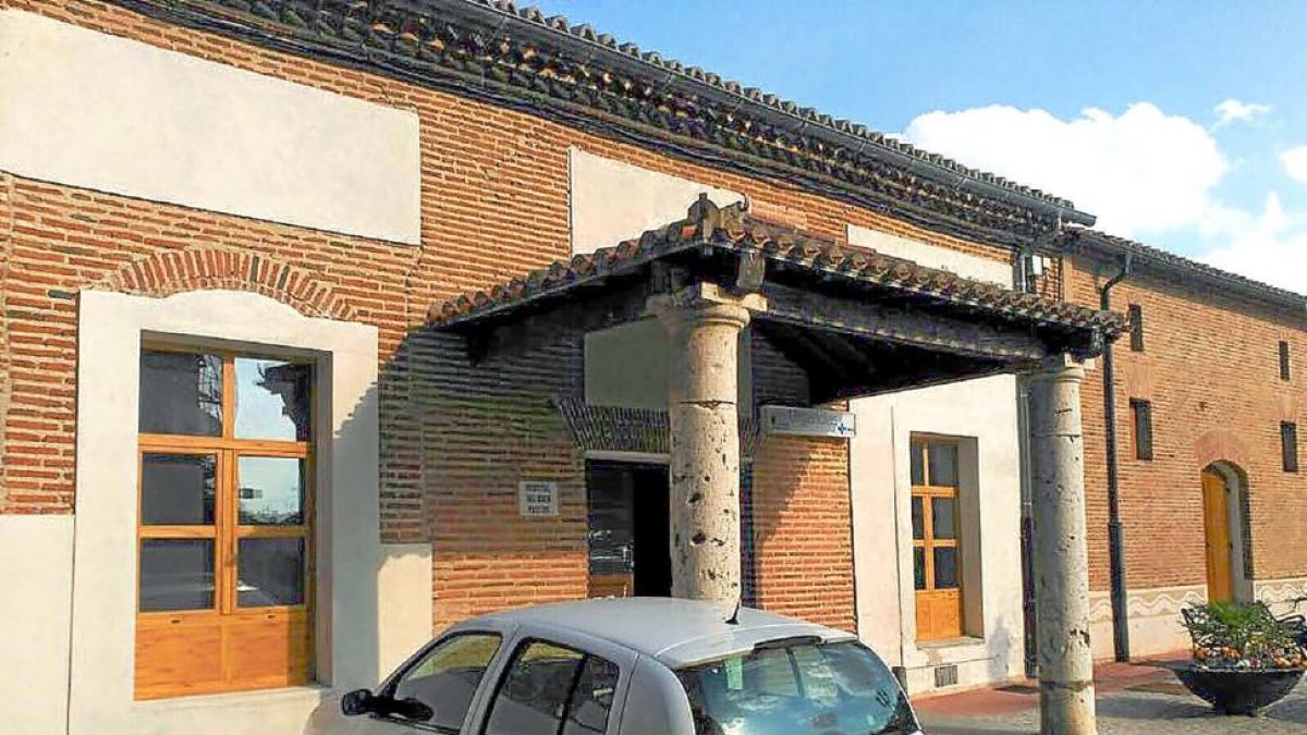 Entrada del centro de salud de Alaejos ubicado en la Plaza de Santa María, que da servicio a seis municipios.-EL MUNDO