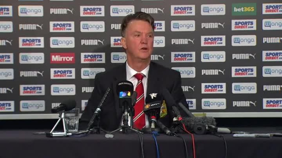 Van Gaal, durante la rueda de prensa en que insulta a un periodista.-