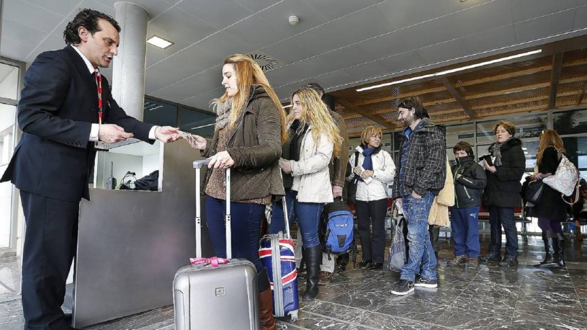 Pasajeros en el aeropuerto de Burgos, antes de tomar un vuelo-Raúl Ochoa