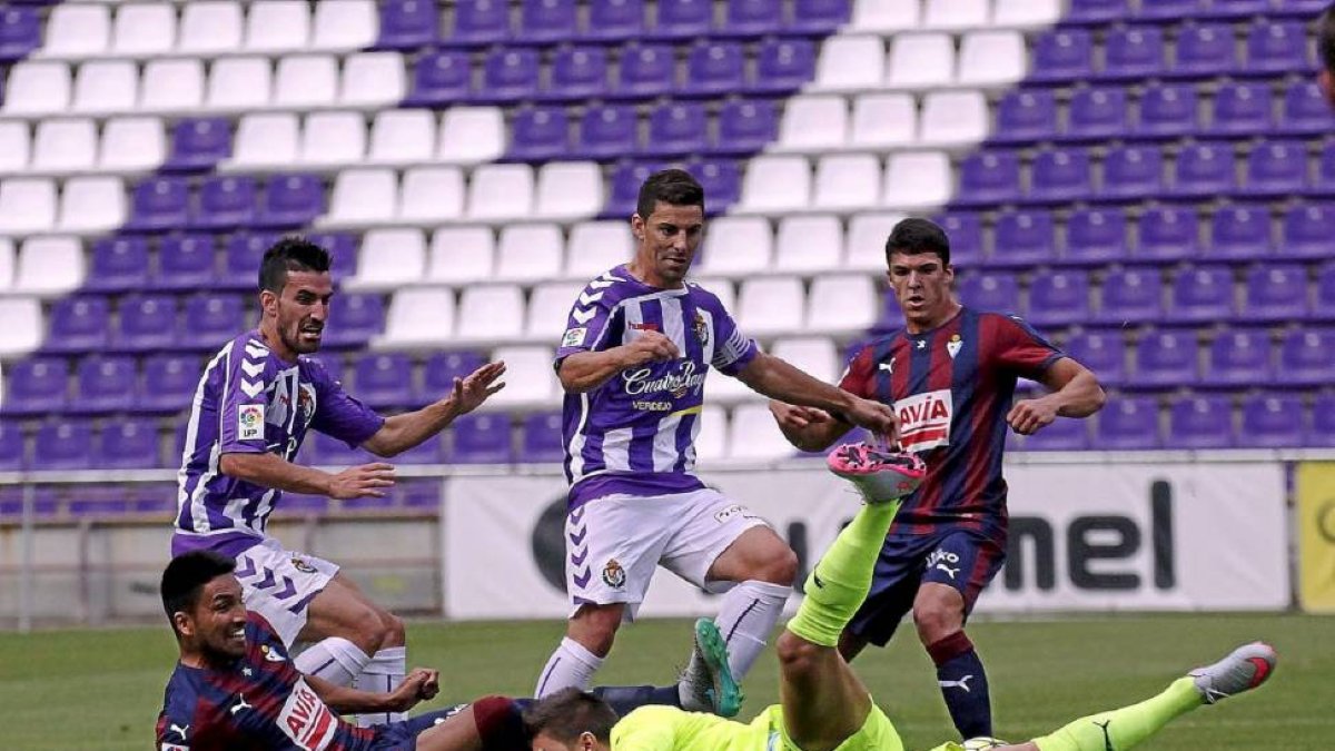 Óscar y Alfaro, los protagonistas del gol frente al Eibar, observan la trayectoria del balón, al que no llega Irureta.-P. Requejo