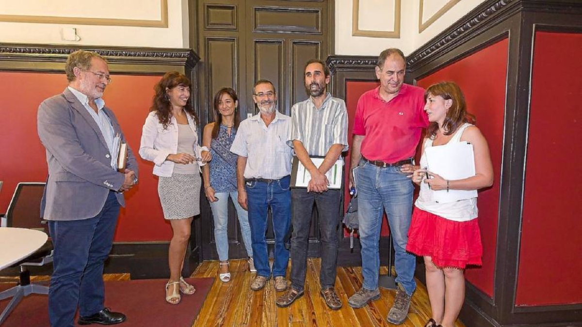 Saravia, Redondo, Ceballos, quinto, y Sánchez, derecha.-P. Requejo