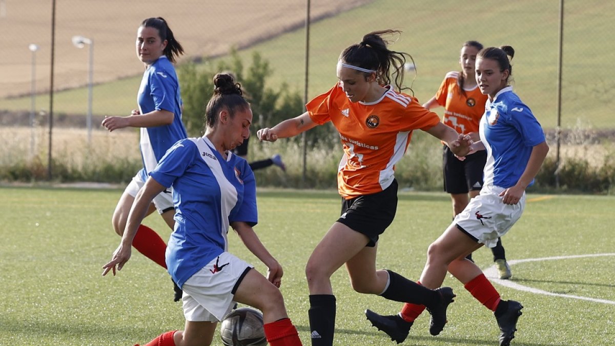 Lucha por el balón entre el Simancas y el Atlético Parquesol. / PHOTOGENIC / CARLOS LLORENTE