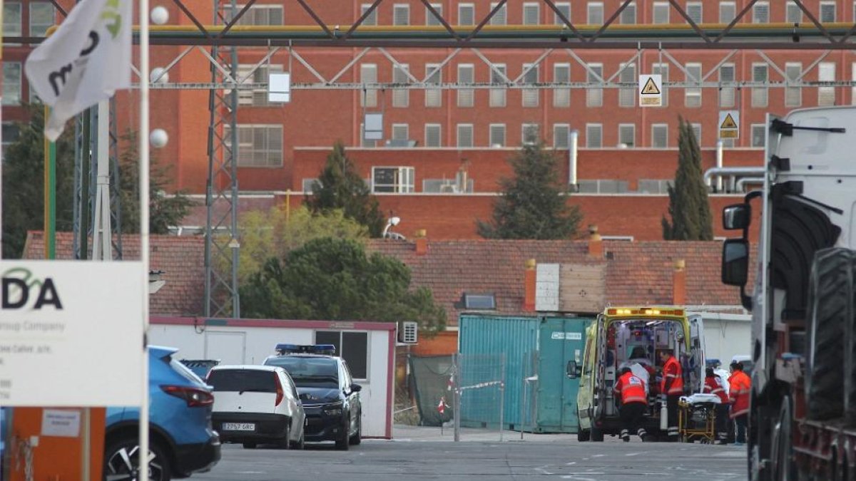 Los servicios de emergencia, en la entrada de la fábrica Seda Solubles, en Palencia.-ICAL