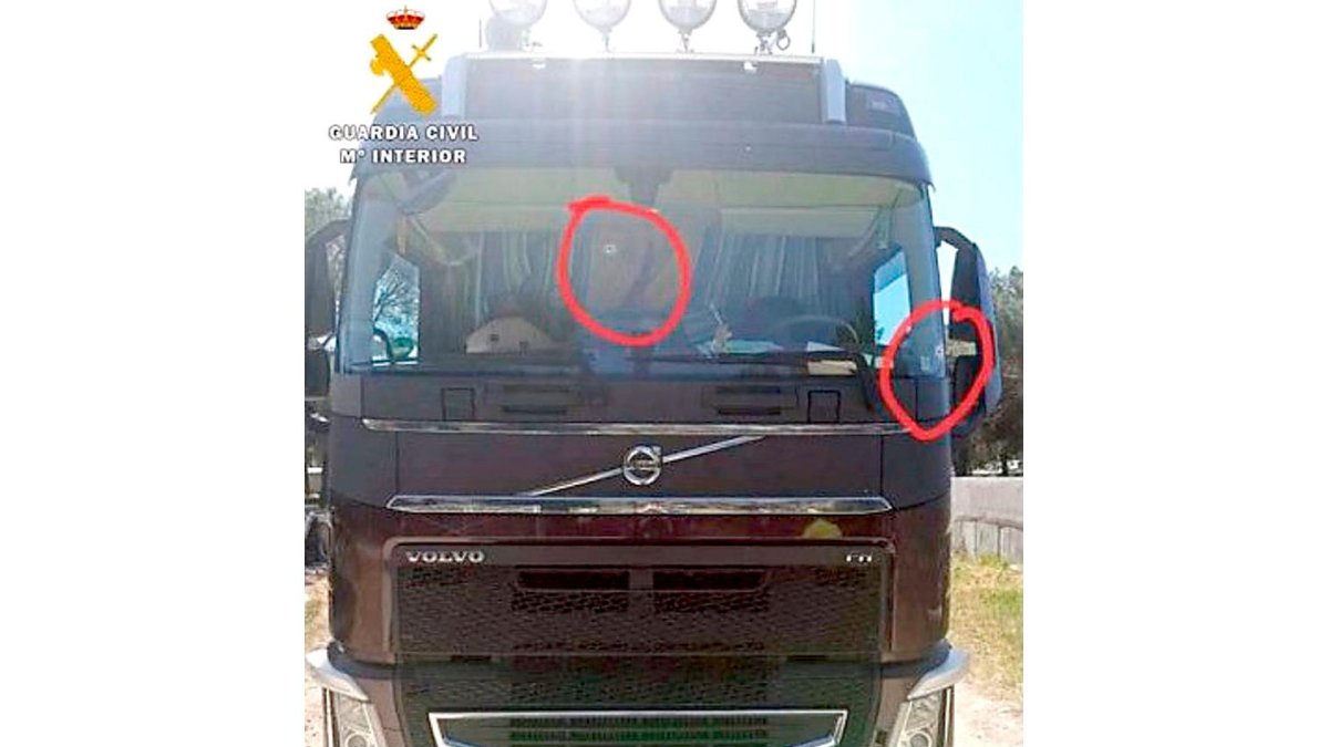 Camión que recibió los disparos de rifle en San Miguel del Pino. GUARDIA CIVIL