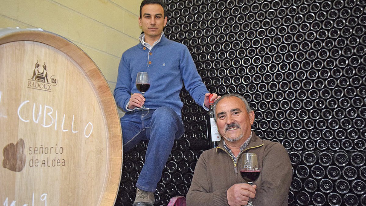 Daniel Heras y su padre Honorio en el interior de la bodega Señorío de Aldea. | ARGI