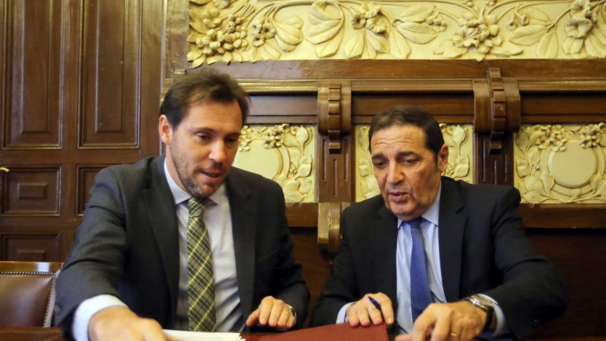El consejero de Sanidad, Antonio María Sáez Aguado, y el alcalde de Valladolid, Óscar Puente, firman un acuerdo sobre un programa de acceso a la vivienda para usuarios de los servicios de Salud Mental de Valladolid-Ical