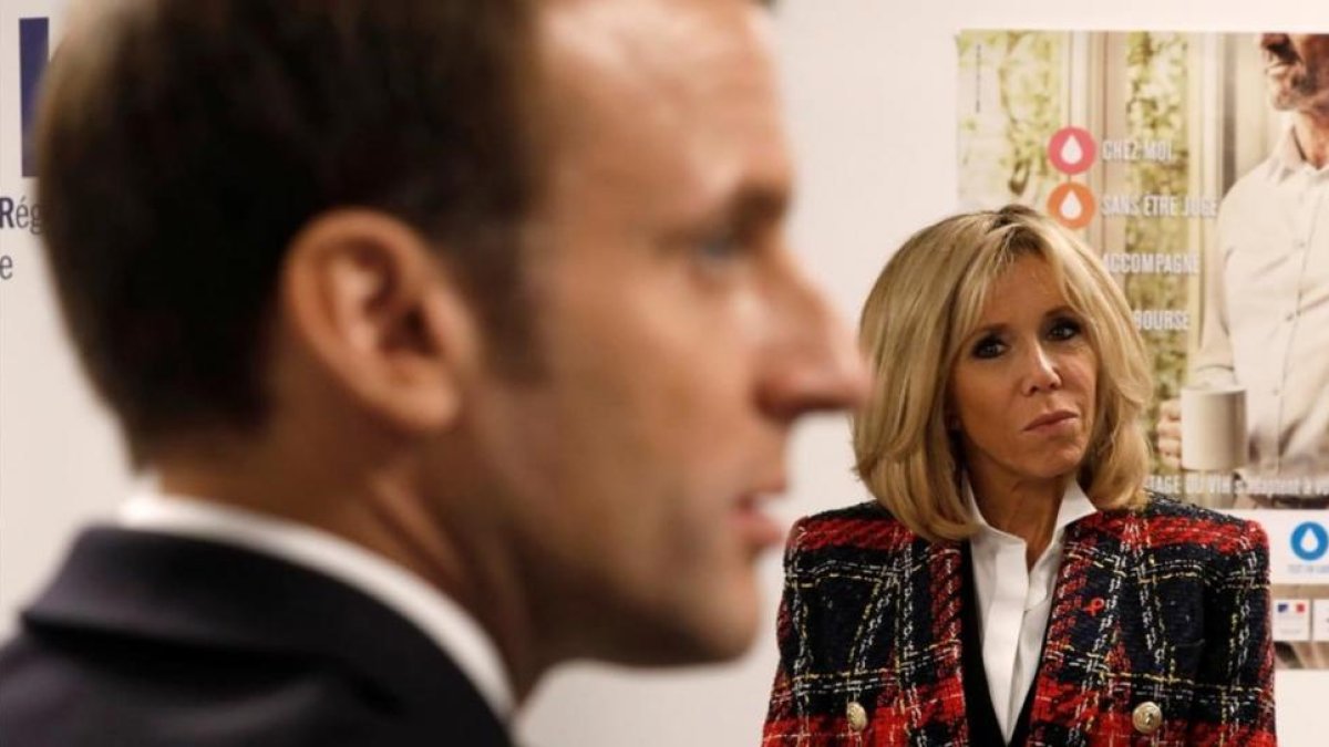 Brigitte Macron observa a su marido durante un discurso en un hospital, en diciembre pasado.-/ REUTERS