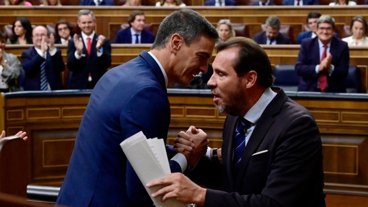 Pedro Sánchez felicita a Óscar Puente tras su réplica a Feijóo en la investidura fallida del líder del PP.-JAVIER SORIANO