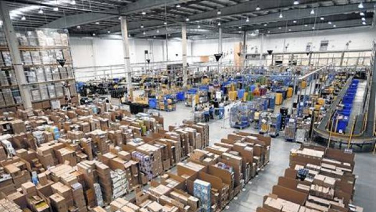 Una de las naves del centro logístico de Amazon en San Fernando de Henares,-Foto:   JUAN MANUEL PRATS