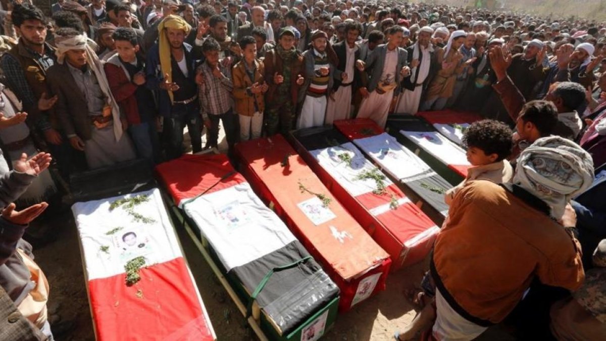 Yemenís rezan frente a las lapidas de las victimas de un bombardeo de la coalicion arabe comandada por Arabia Saudi  durante un funeral en Sana.-/ YAHYA ARHAB / EFE