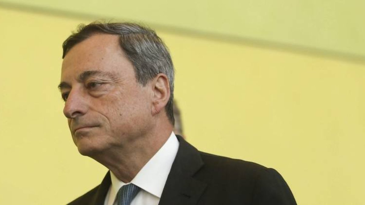El presidente del Banco Central Europeo, Mario Draghi, fotografiado momentos antes de su comparecencia regular ante la Comisión de Asuntos Económicos y Monetarios del Parlamento Europeo en Bruselas, hoy.-Foto: EFE / OLIVIER HOSLET