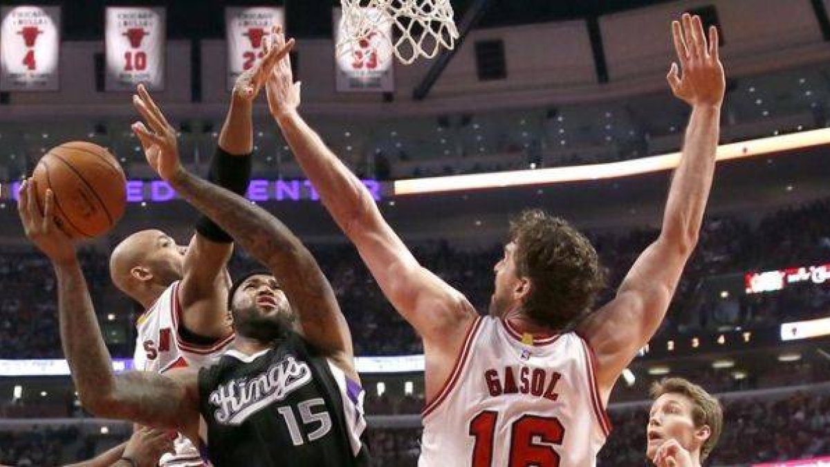 Pau Gasol defiende el ataque de Cousins.-Foto: AP / CHARLES REX ARBOGAST