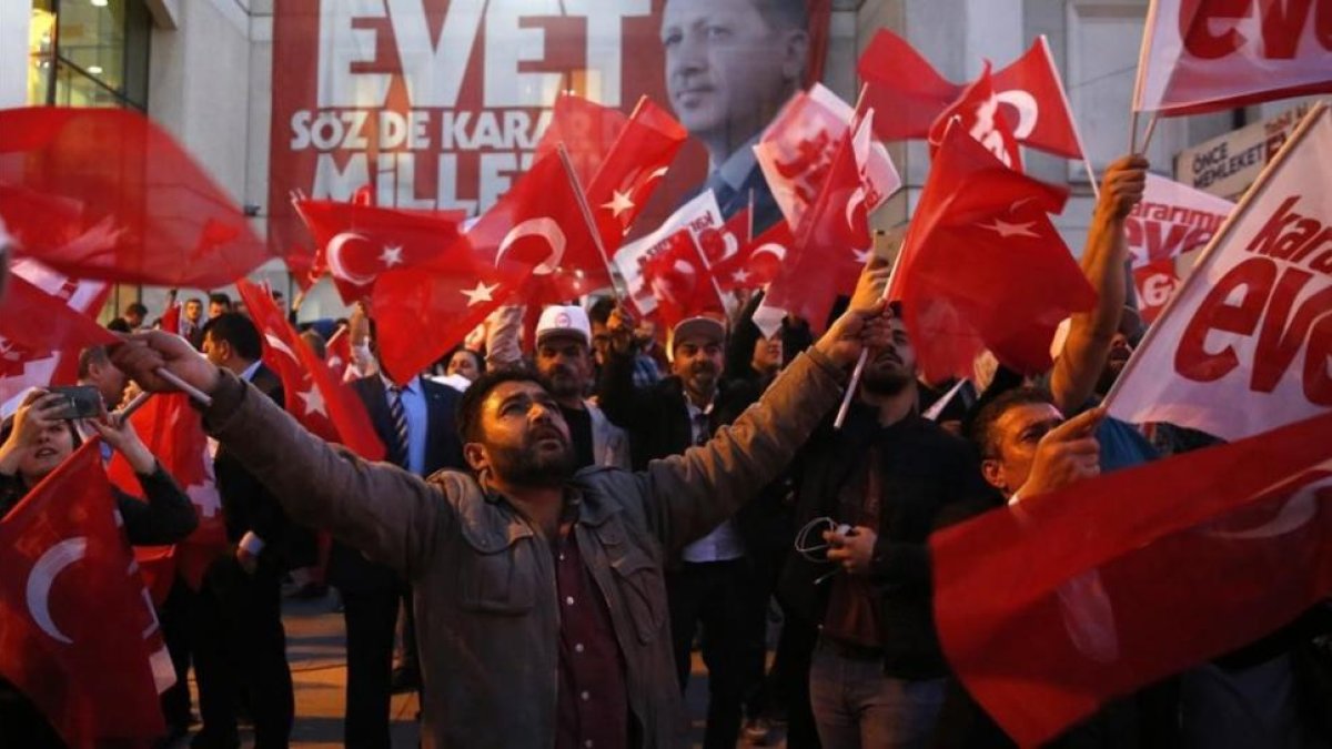 Los partidarios del presidente Erdogan celebran la victoria en el referéndum por la reforma constitucional-EFE / DENIZ TOPRAK