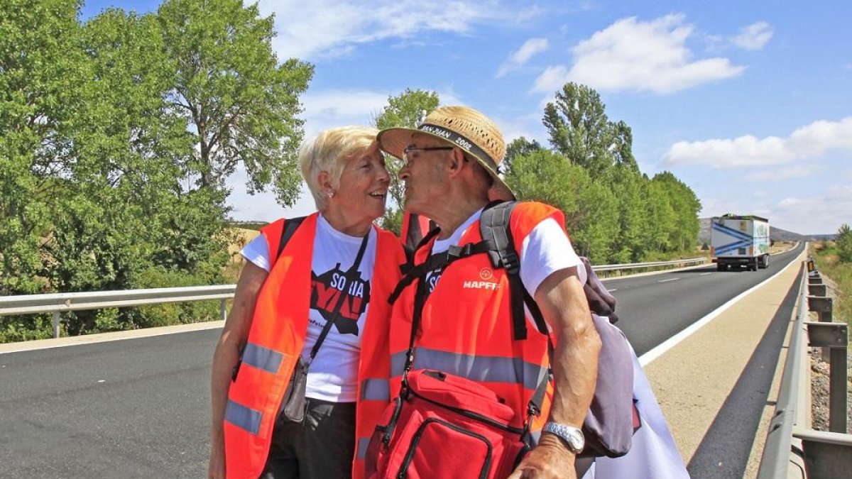 Caty y Juan Antonio transitan por el arcén de la N–122.-MARIO TEJEDOR