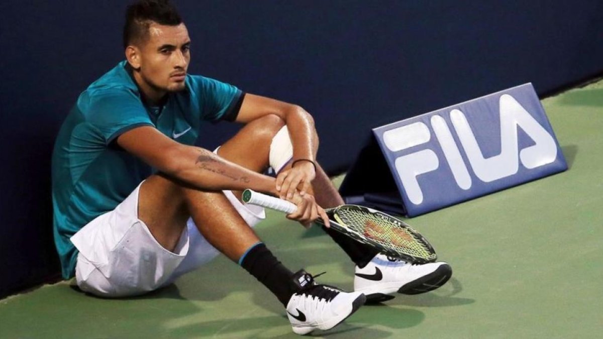 Nick Kyrgios, en una de sus típicas actitudes en la pista.-AFP / VAUGHN RIDLEY